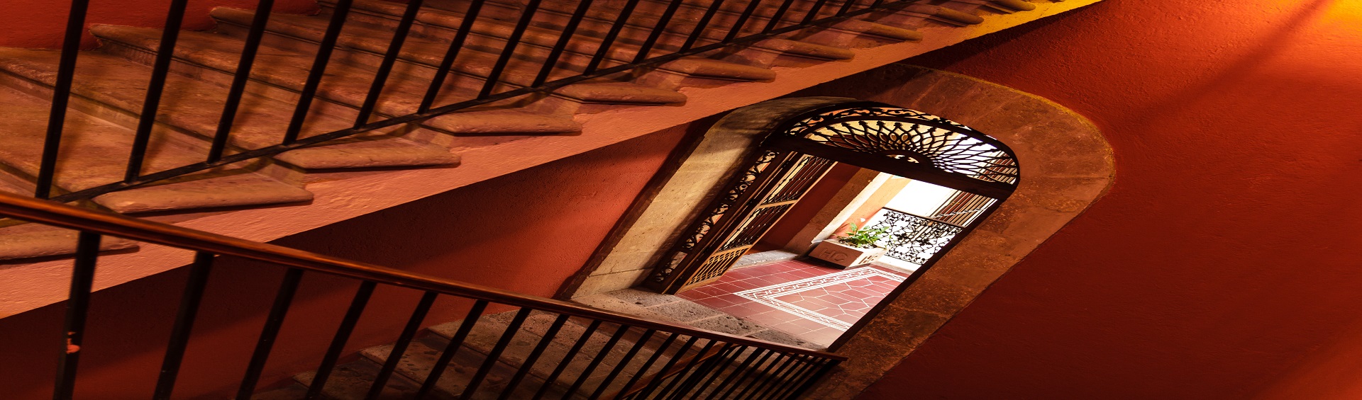 Escaleras hacia Habitaciones Misión Catedral Morelia